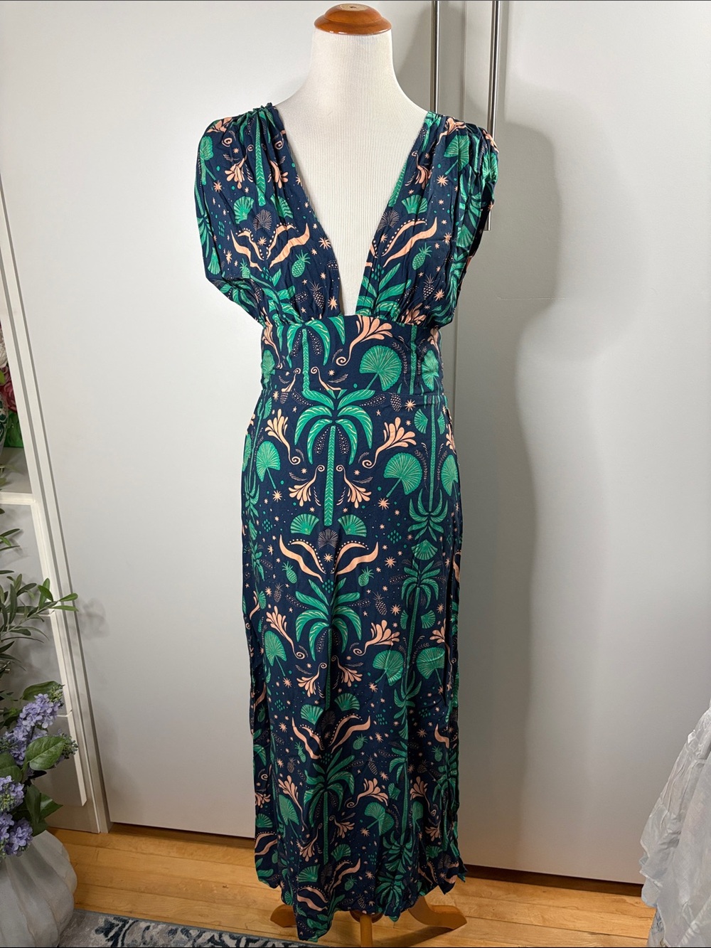 NWOT Elegant Blue and Green Patterned Dress. Straps crossed back & tie
